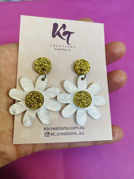 White Daisy Flower dangle Acrylic Earrings - gold glitter KTWD 💚