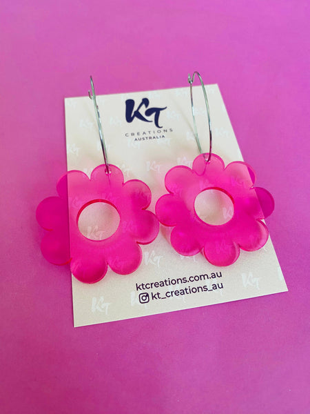 Frosted pink transparent daisy hoop acrylic earrings KTFP 💚