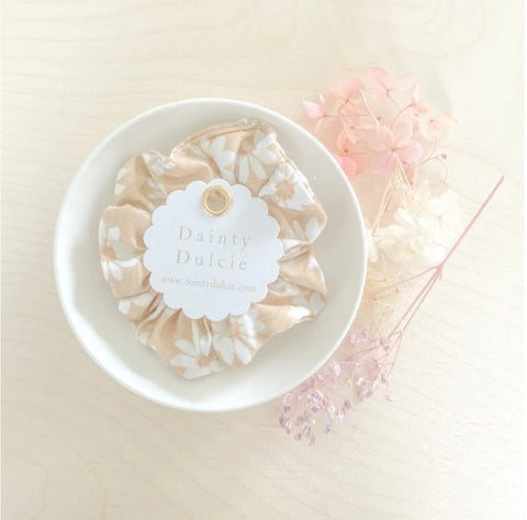 Dainty Dulcie Mini Scrunchie Agatha Honey 2025 DSA