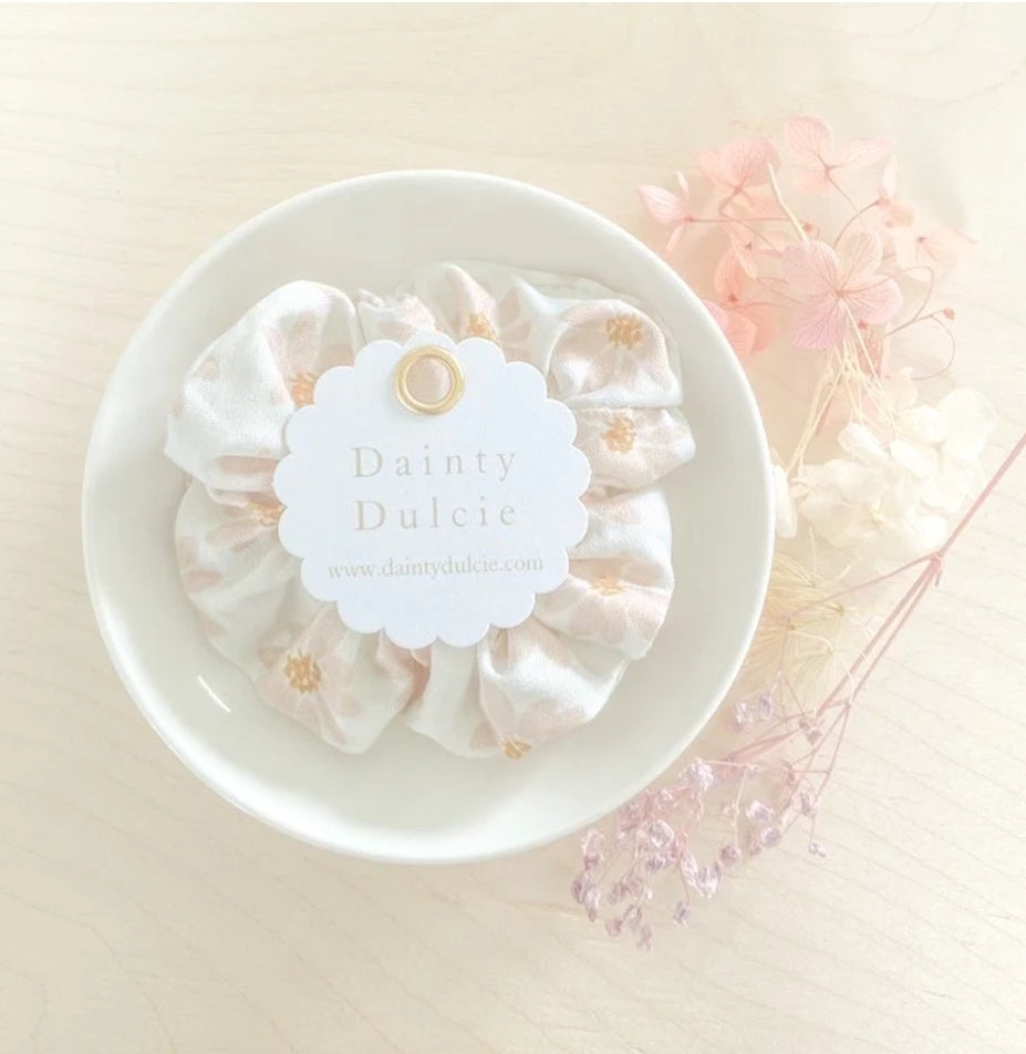 Dainty Dulcie Mini Scrunchie Agatha Light Peach 2025 DSAP