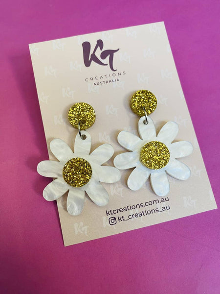 White Daisy Flower dangle Acrylic Earrings - gold glitter KTWD 💚