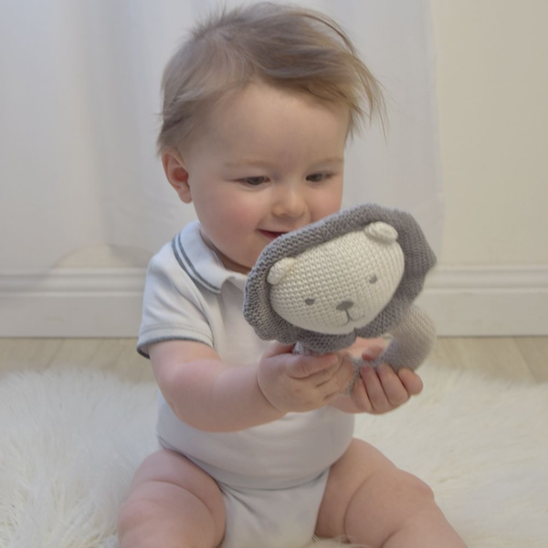 Knitted Rattle - Austin the Lion 2025 KRAL