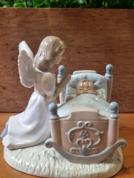 The Leonardo Collection ASSORTED FIGURINES ANGEL BED JJLR (isr) 💚