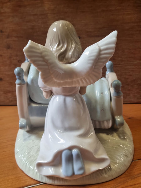 The Leonardo Collection ASSORTED FIGURINES ANGEL BED JJLR (isr) 💚