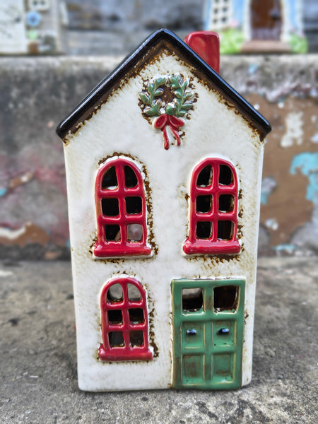 Tealight Town - Ceramic Xmas cream House wreath with Green Door CXG