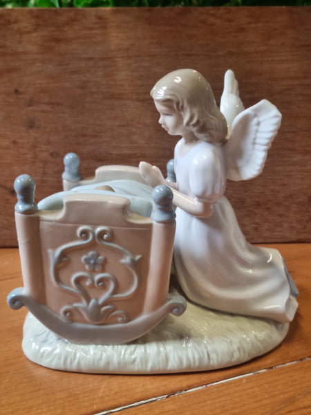 The Leonardo Collection ASSORTED FIGURINES ANGEL BED JJLR (isr) 💚