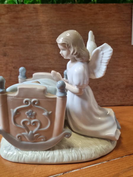 The Leonardo Collection ASSORTED FIGURINES ANGEL BED JJLR (isr) 💚
